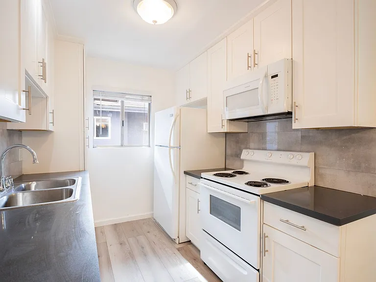 648 N Hayworth Ave — Photo 10