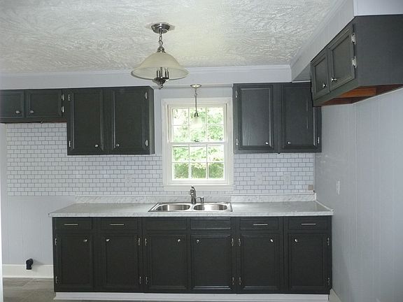 3rd image of 81 Rose Ln