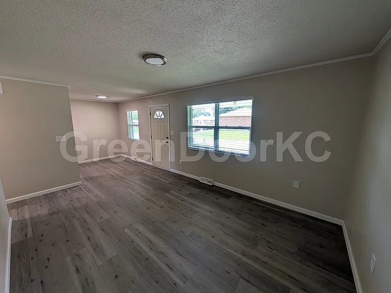 405 Holiday Dr — Photo 6
