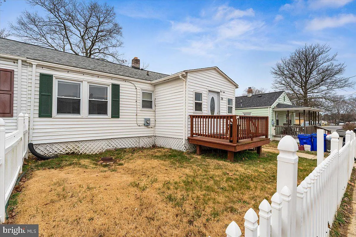 79 Circle Ave photo 1
