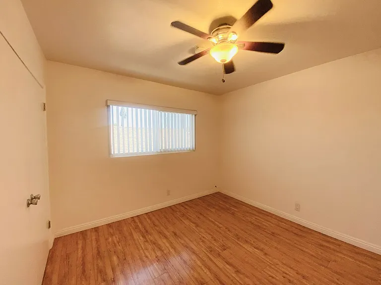 320 E Hyde Park Blvd — Photo 7