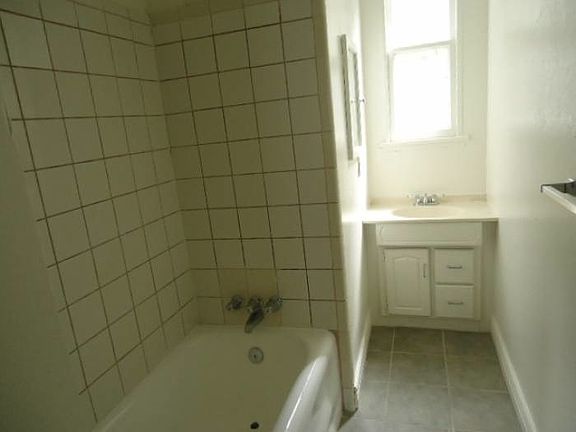 5th image of 226 Columbia Pl