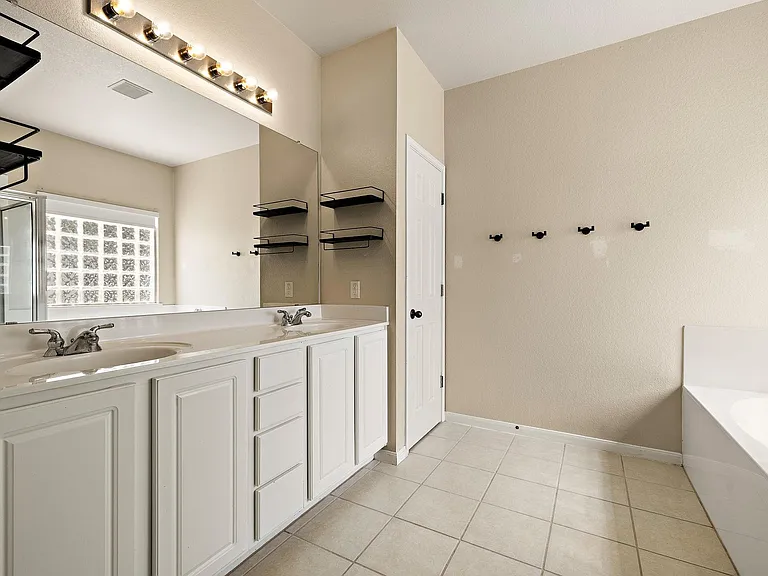 502 Sherwood Ct — Photo 15