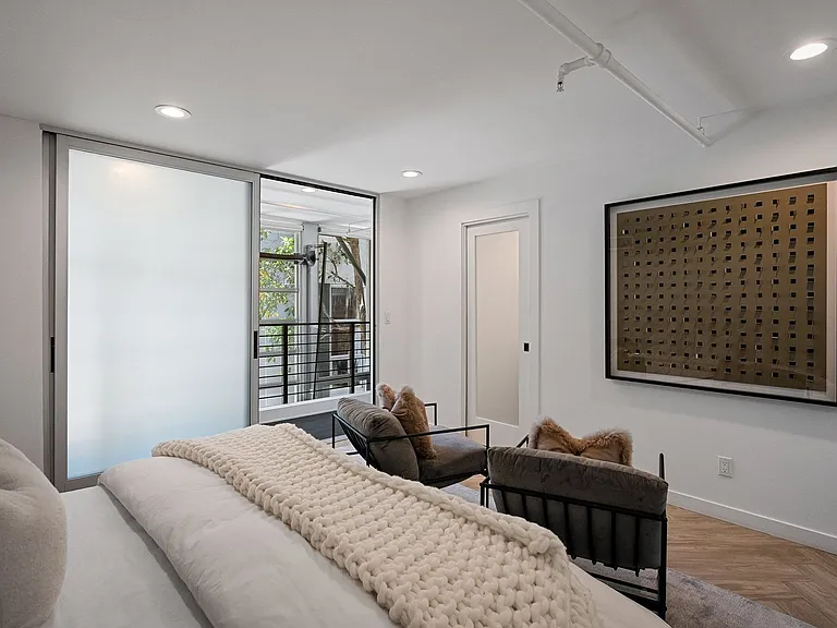1037 N Laurel Ave #19C — Photo 38