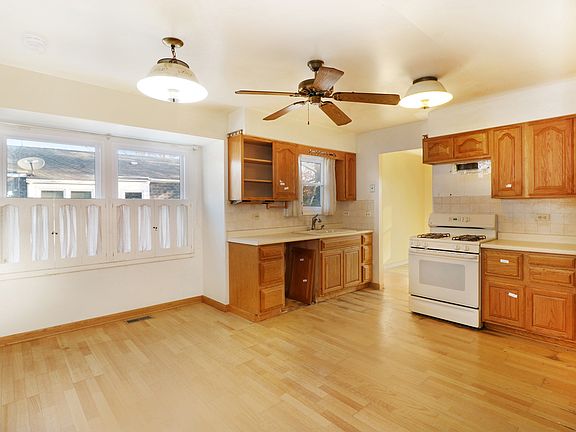 3rd image of 4521 Waubansie Ln