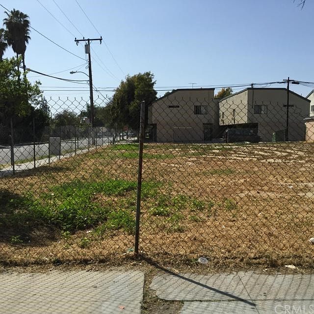 2nd image of 1002 N Van Ness Ave