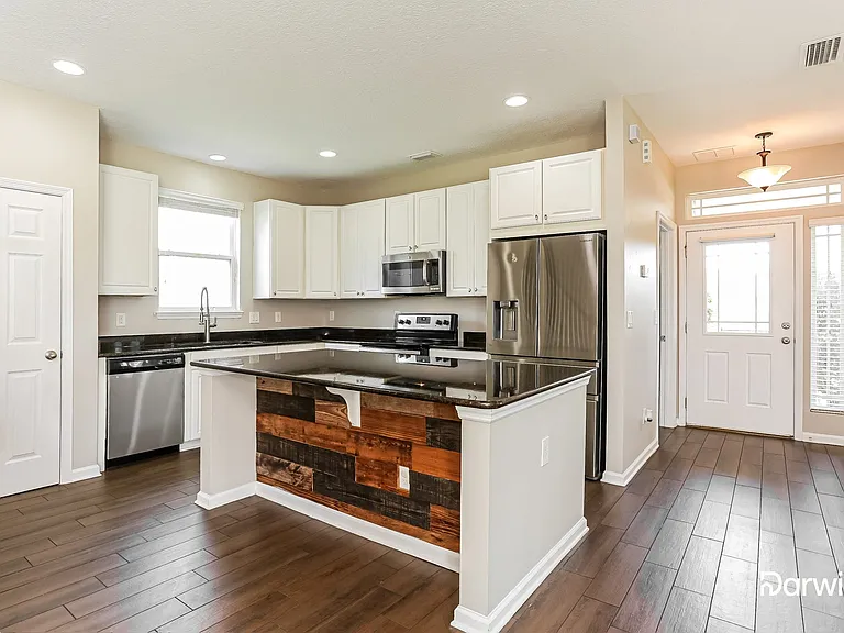 338 Vineyard Ln — Photo 2
