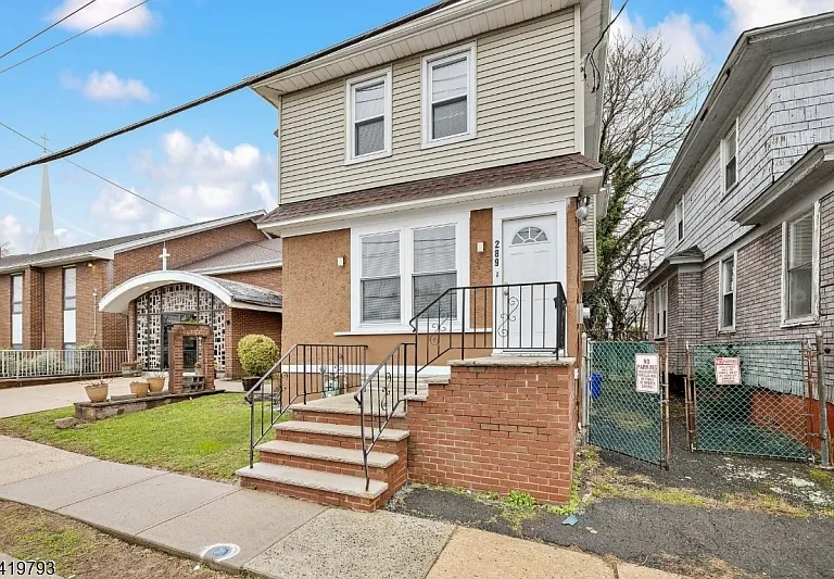 289 Hilton Ave — Photo 3
