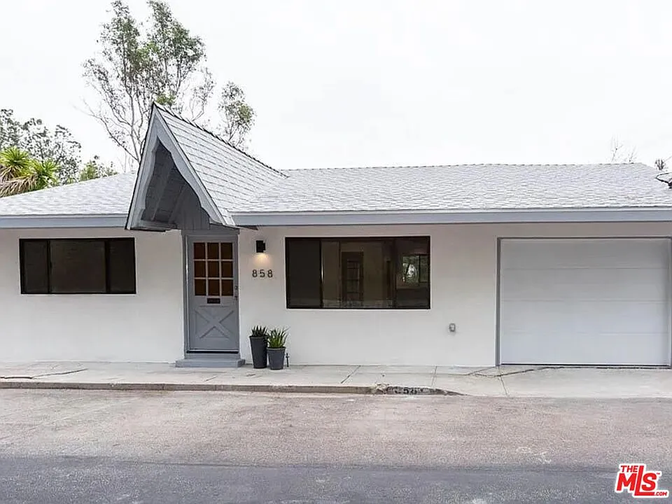 858 Oneonta Dr