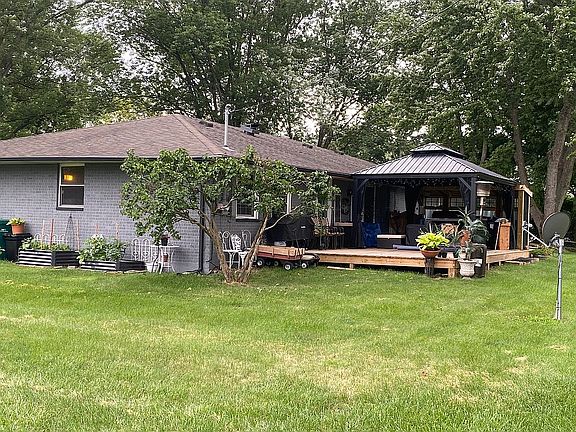 4th image of 305 Floral Acres Dr