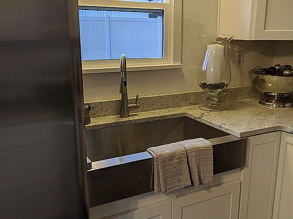 5th image of 1821 Glen St NE