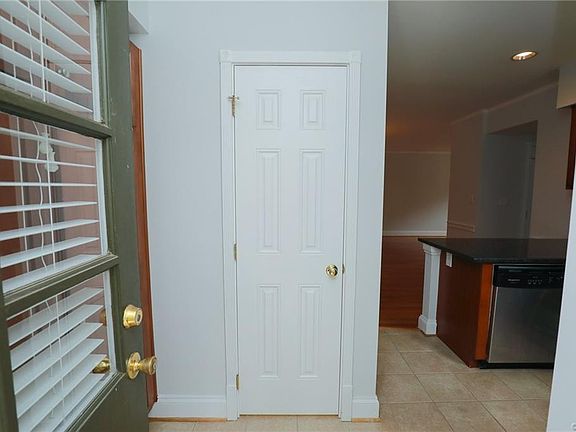4th image of 36 E Lock Ln #U4