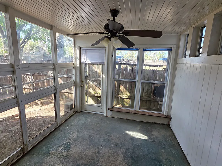 406 Hollyhill Ln — Photo 14