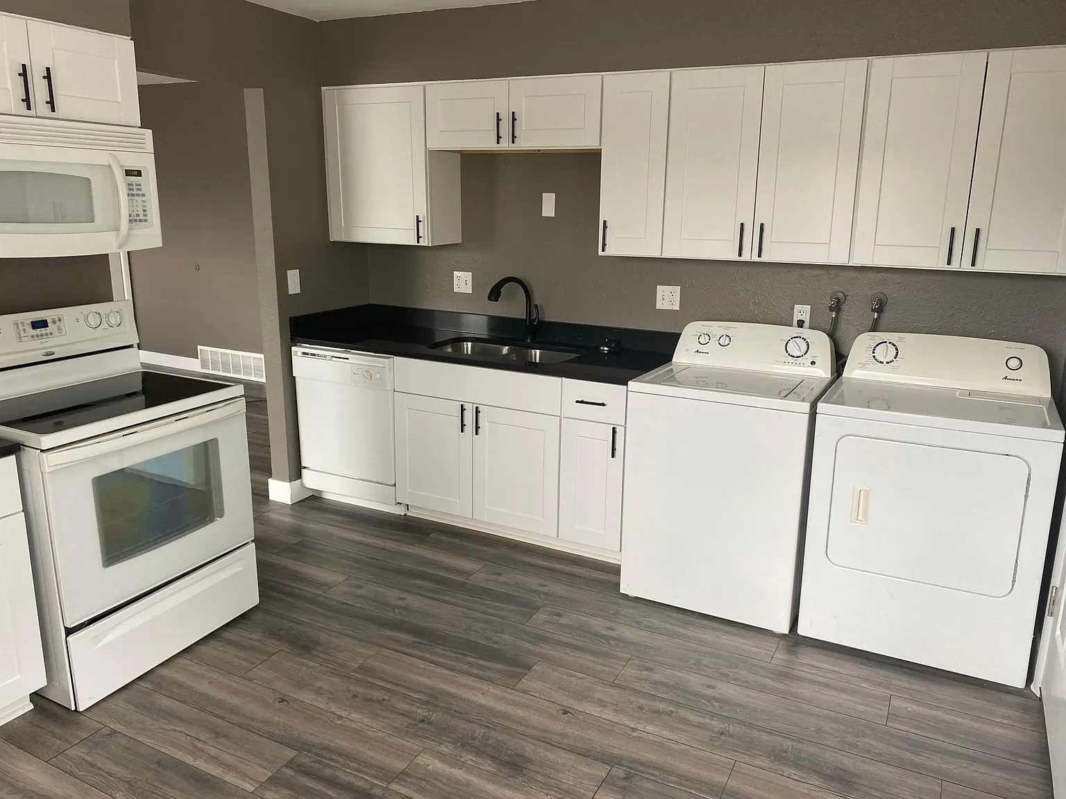 2 bed, 742 sqft, $1,600 — Photo 3