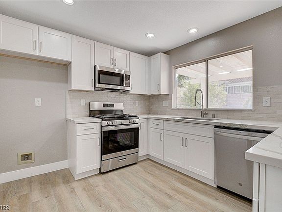 4th image of 2613 Tumble Brook Dr