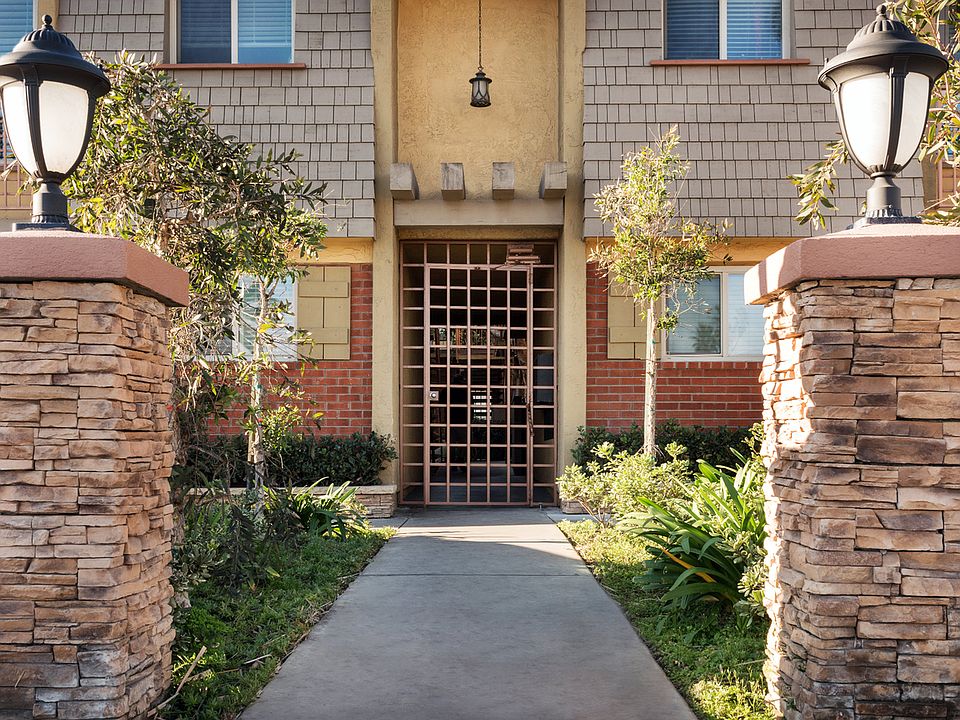 5025 Niagara Ave, San Diego-Front Entrance Gate