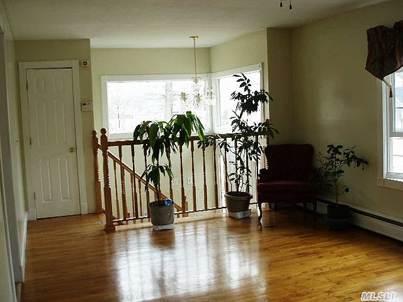 2nd image of 19 Peacock Ln