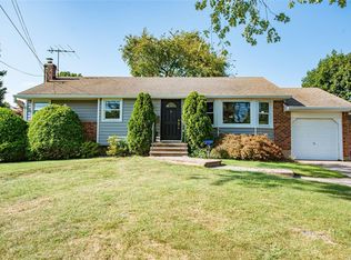 23 Tennyson Pl, Greenlawn, NY 11740