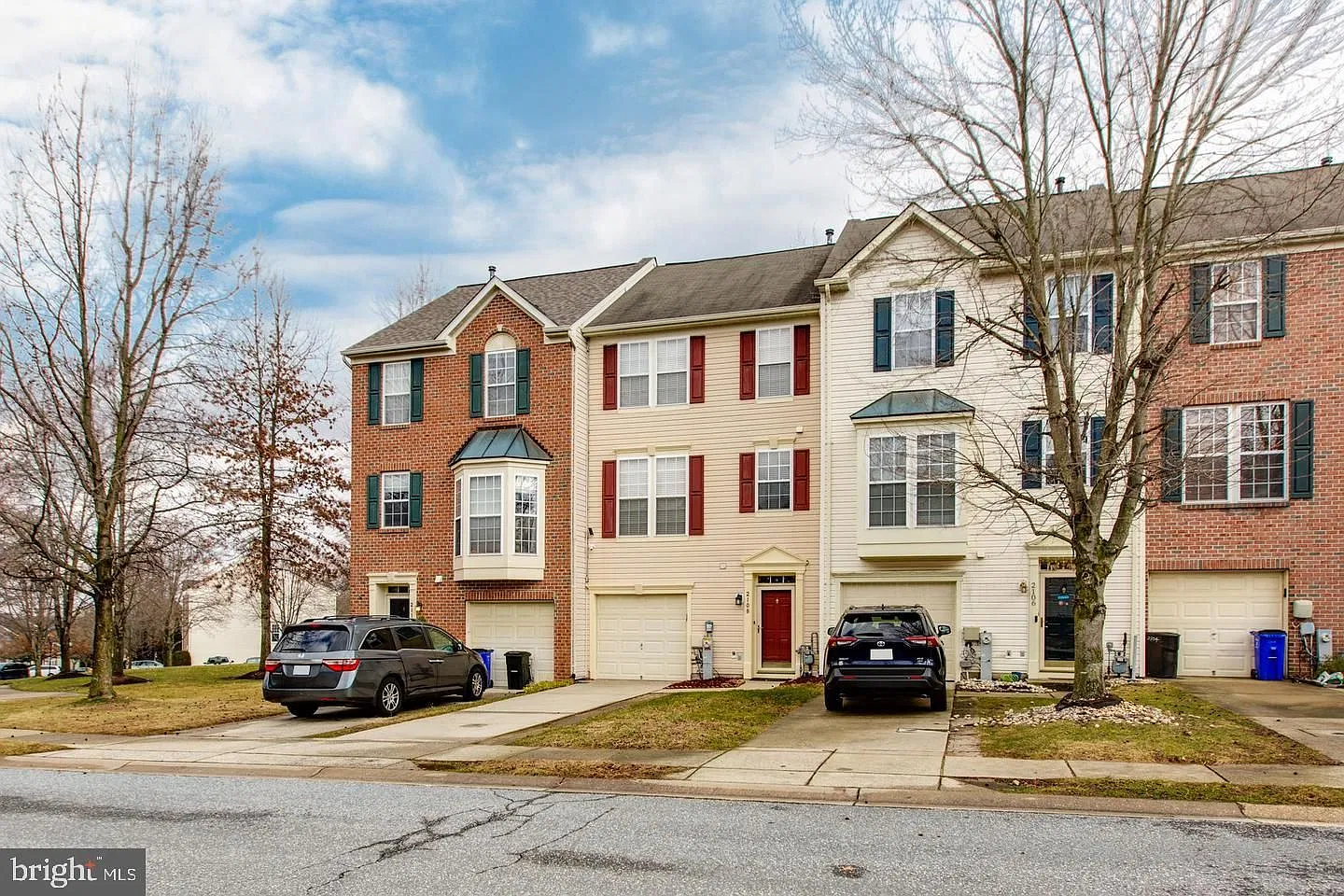 3 bed, 3.5 bath, 2240 sqft, $3,400 — Photo 3
