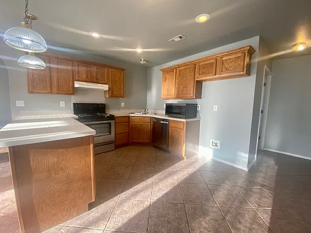 3225 Silverton St — Photo 8
