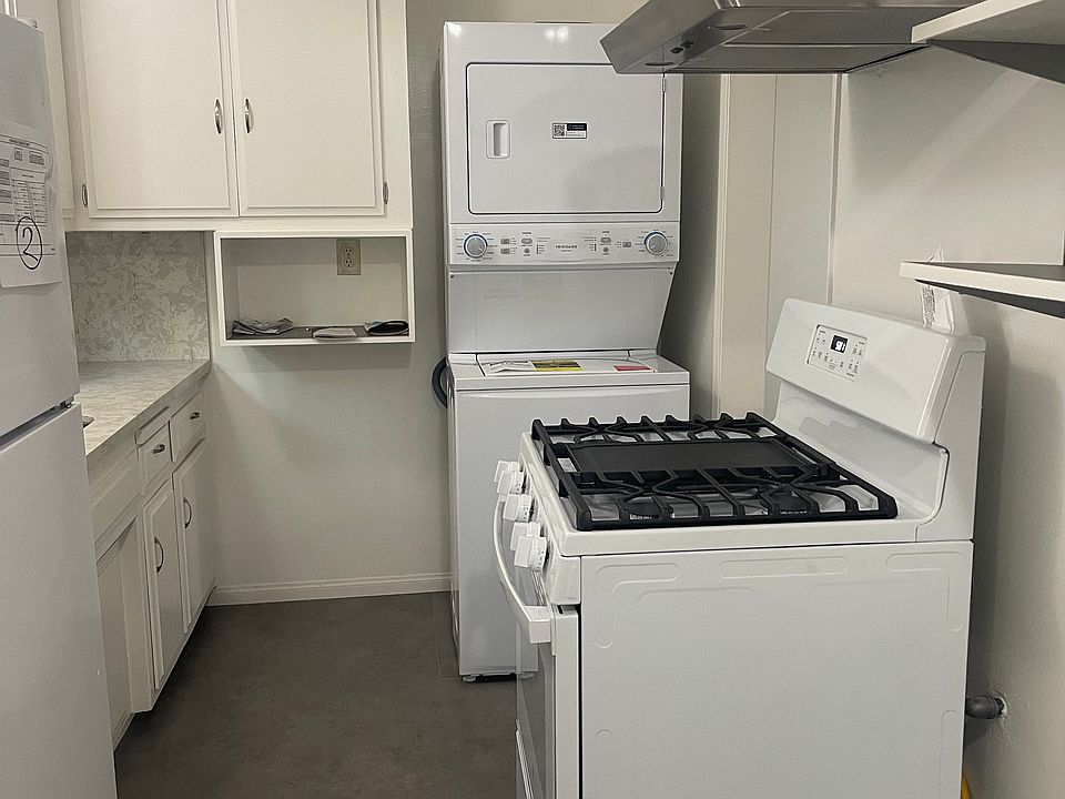 Kitchen includes stove./oven/vent, washer/dryer