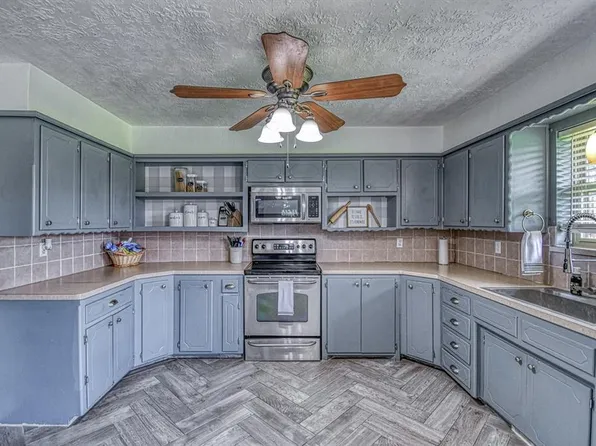 2225 W Country Club Rd, Chickasha, OK 73018
