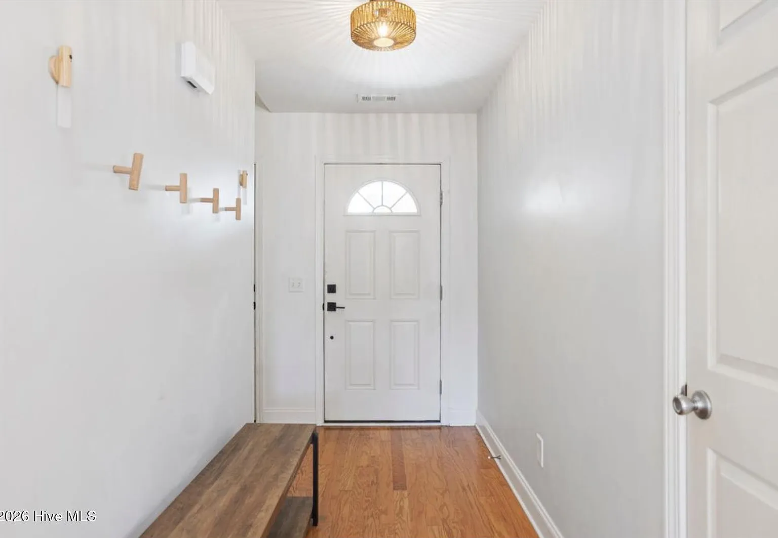 3 bed, 2.0 bath, 1938 sqft, $3,000 — Photo 3