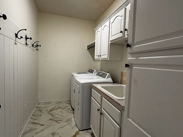 324 N Lancaster Dr — Photo 20