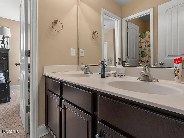 209 Admiral Ct — Photo 16