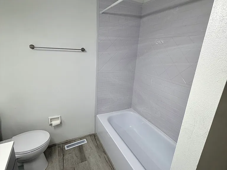 1204 Ada St — Photo 8