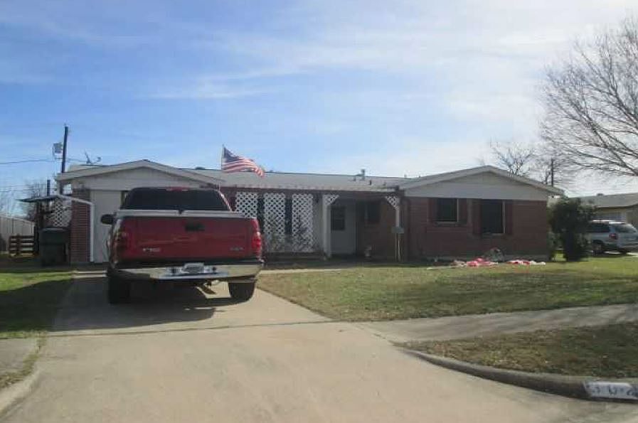 1st image of 302 Crystal Dr