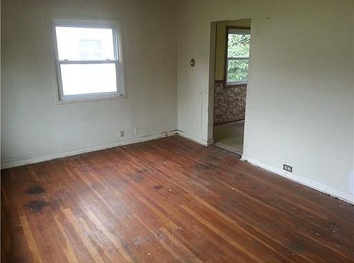 2nd image of 920 Greenview Ave
