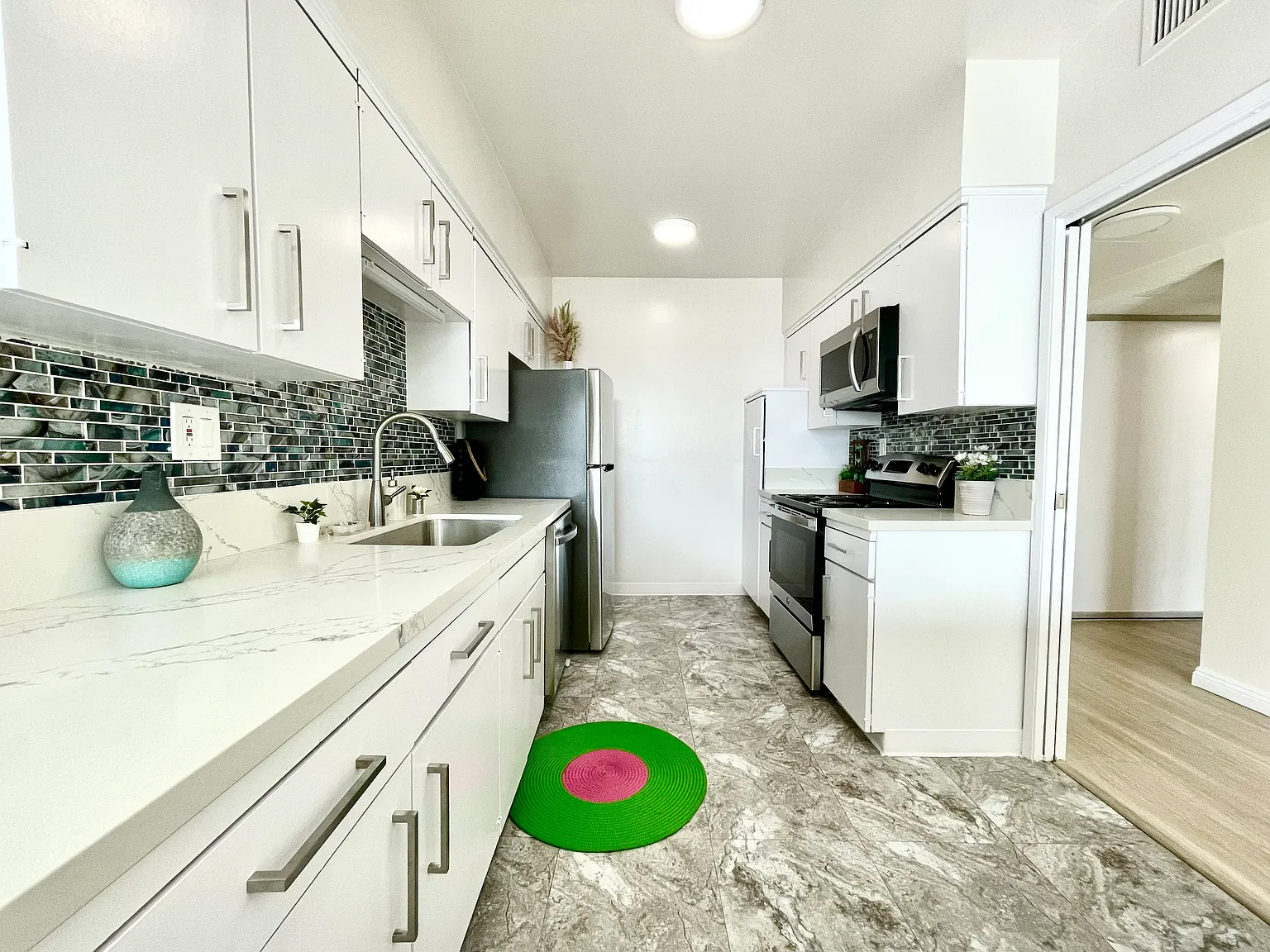 Occidental Towers Apartments — Photo 4