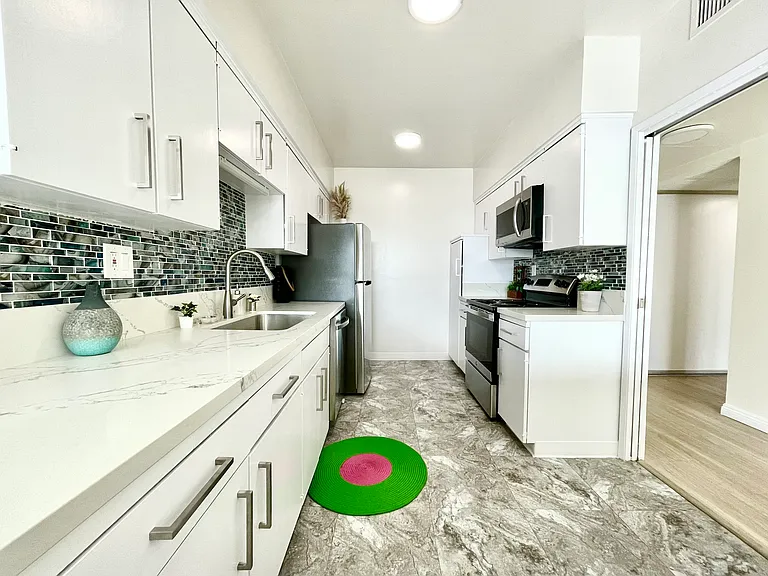 Occidental Towers Apartments — Photo 4