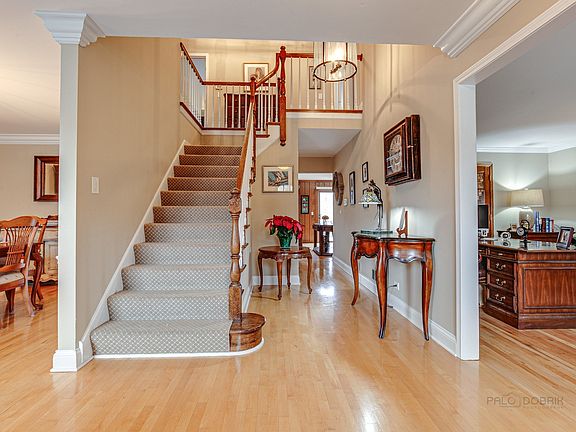 4th image of 7 Middlebury Ln