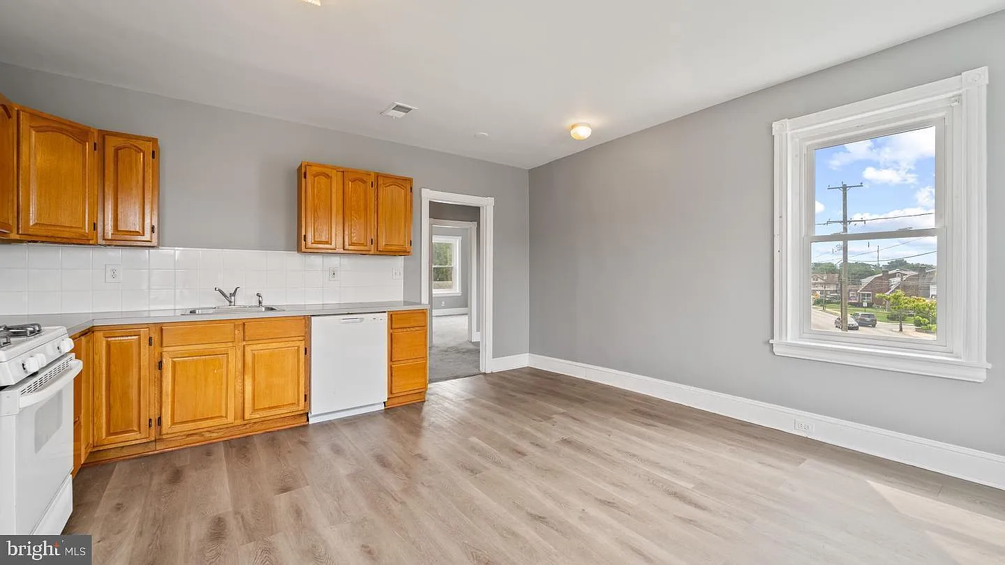 4 bed, 1.5 bath, 2345 sqft, $2,000 — Photo 3