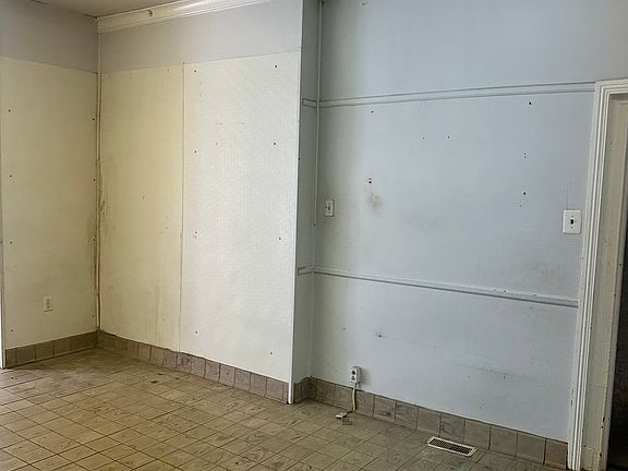 3rd image of 2415 Frankford Ave Floor 1