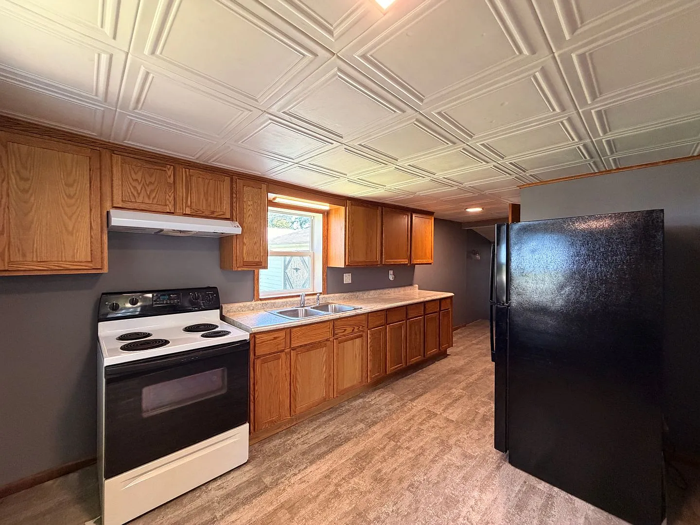 Spacious Family Home Near Schools and Parks in Rock Falls — Photo 2
