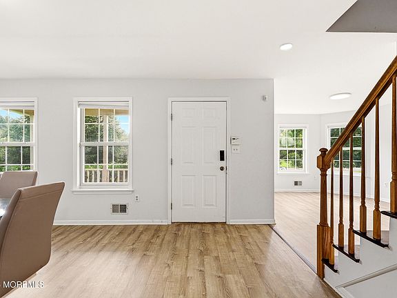 4th image of 297 Bartley Road