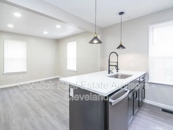 2158 Murray Hill Rd, Cleveland, OH 44106