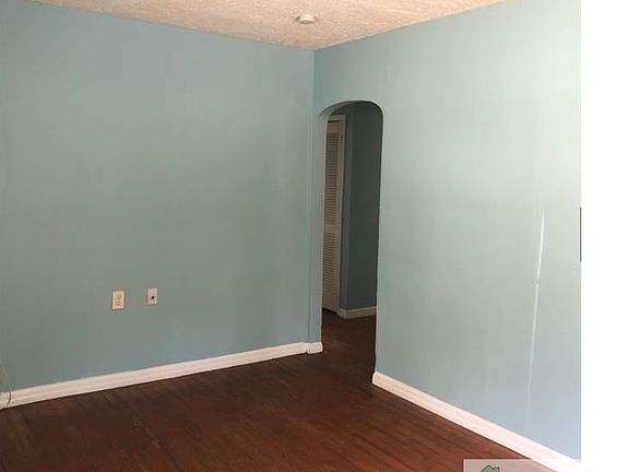 3rd image of 1609 E Linden Ave