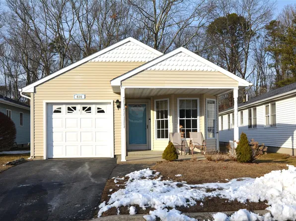 430 Village Circle N, Manorville, NY 11949