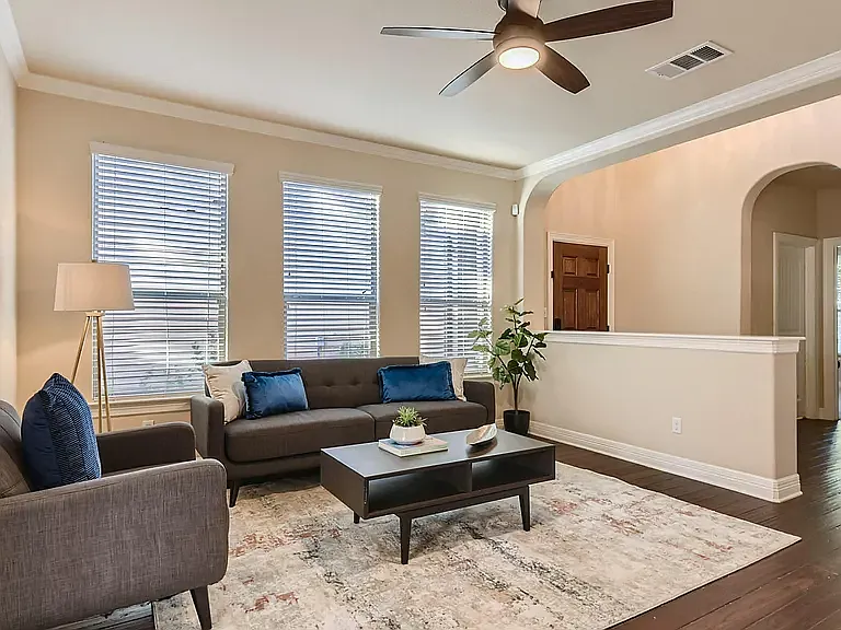 1817 Crown Dr — Photo 2