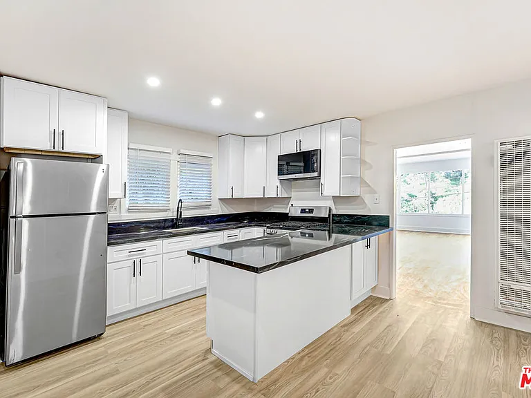 316 Crane Blvd — Photo 5