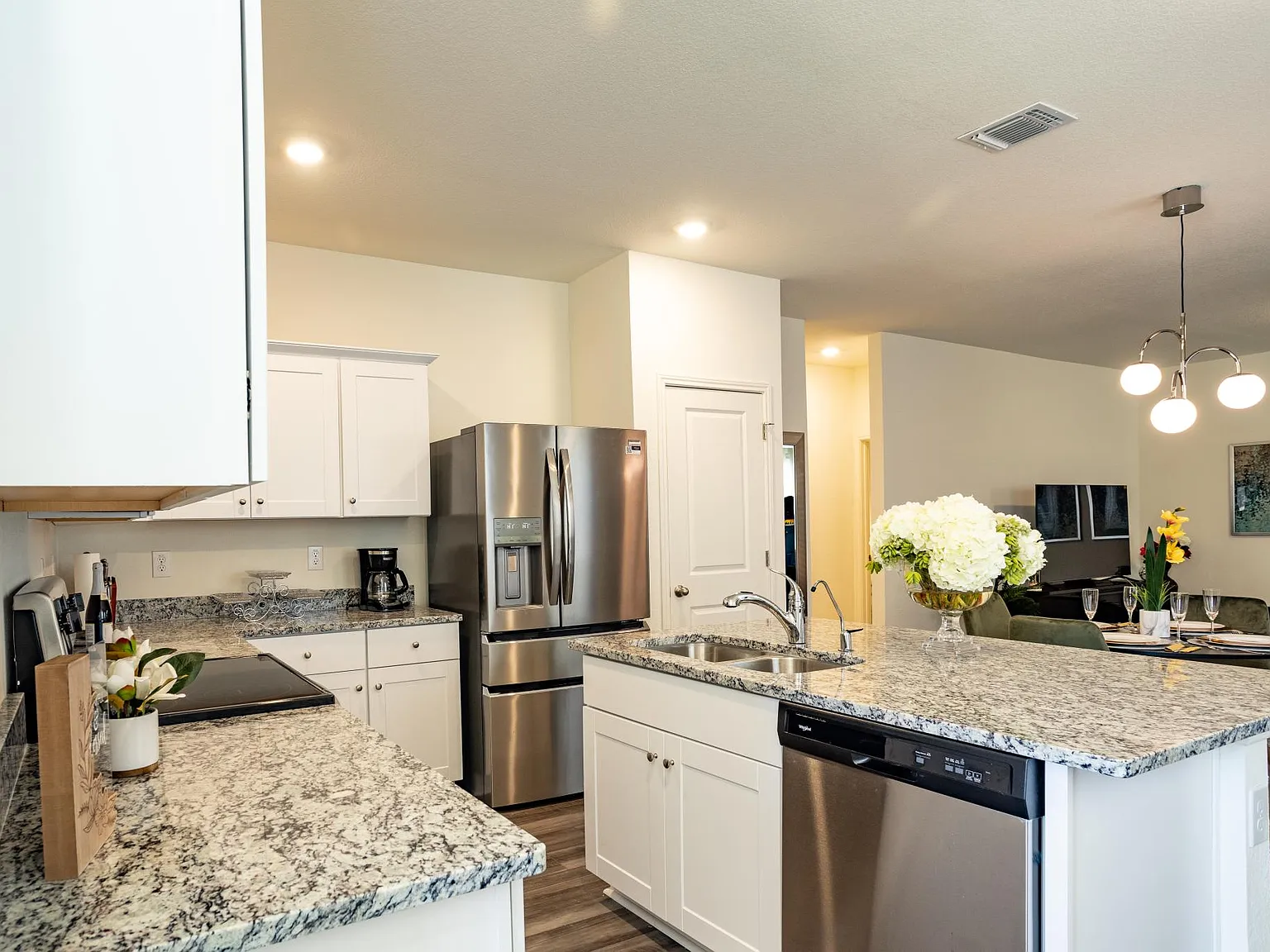 3 bed, 1400 sqft, $3,300 — Photo 3