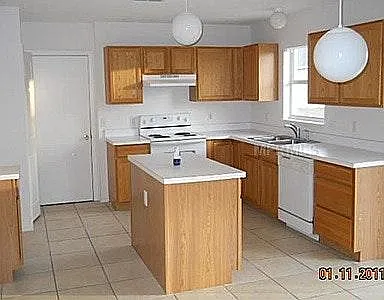 4 bed, 2.5 bath, 2224 sqft, $3,050 — Photo 3