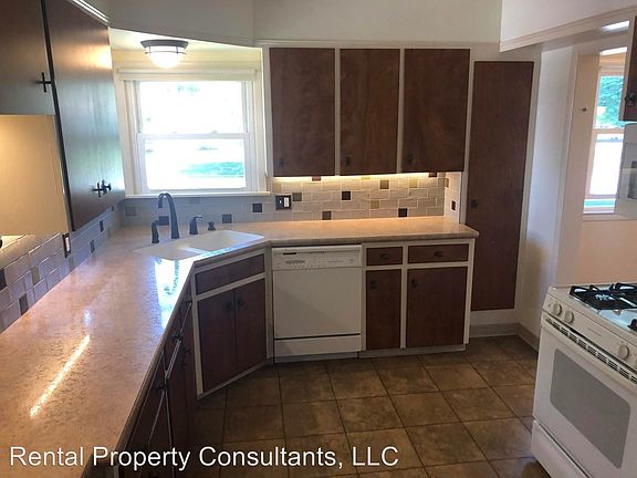 3rd image of 1759 Lotus Ave SE
