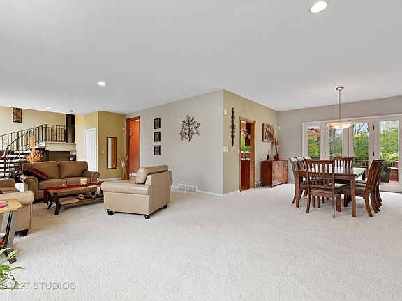 4th image of 261 Aspen Ln