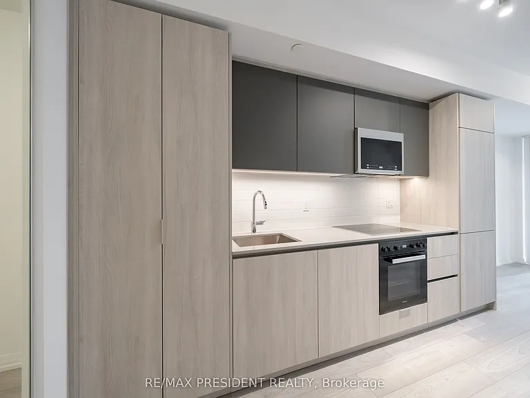 400 King St W #610 — Photo 22
