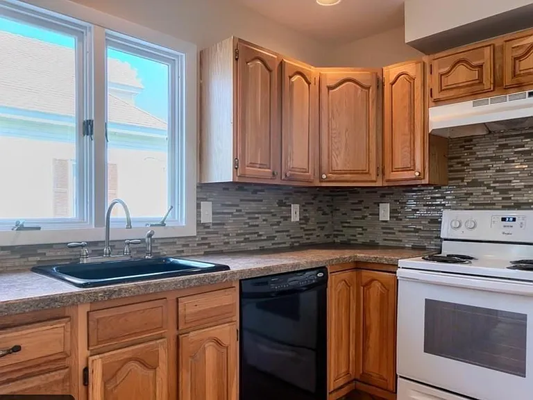 142 E Meadow Rd — Photo 11